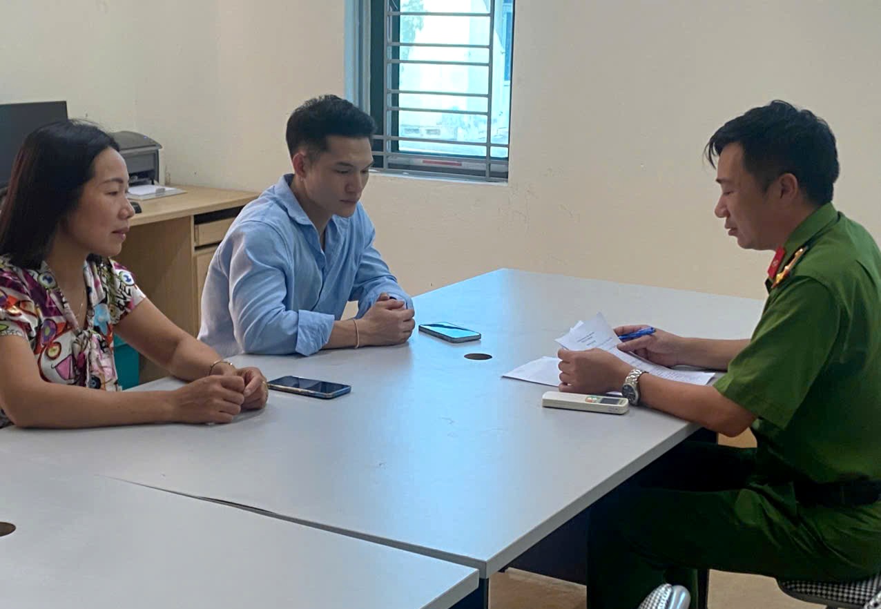 Công an xã Trần Phú, thành phố Hải Phòng hỗ trợ trả lại tiền cho người chuyển nhầm tài khoản